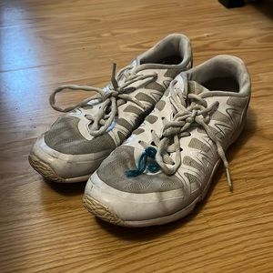 Cheer shoes